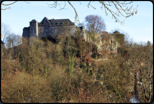 Blick von der Haller-Ruine auf die Burg Monschau