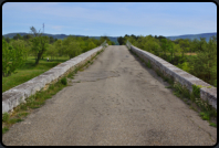 Blick nach Sden ber die rmische Steinbogenbrcke "Pont Julien"