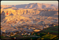 Blick auf das Westgebirge mit der Totensttte Deir el-Bahari