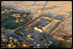 Blick auf den Medinet Habu - Ramses III Tempel