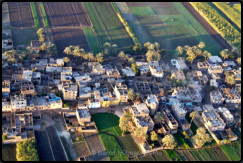 Blick auf ein Dorf in Theben-West