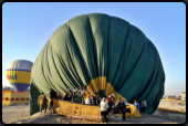 Gelandeter Ballon auf einem Erdwall