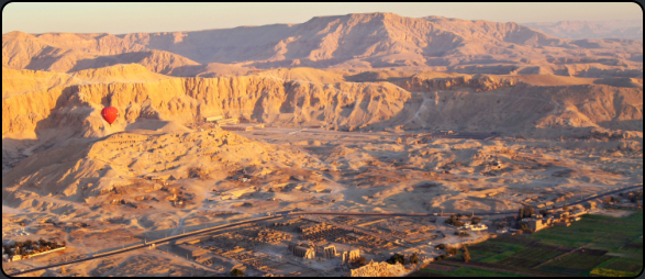 Blick vom Ballon auf das Westgebirge mit der Totensttte Deir el-Bahari