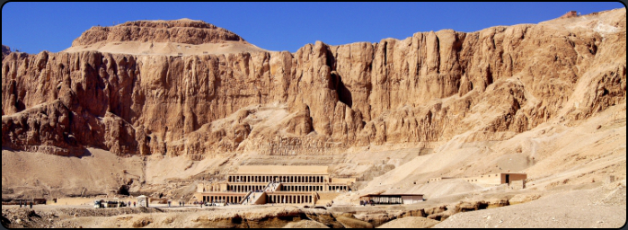Gesamtansicht der Totensttte Deir el-Bahari