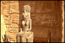 Skulptur der Kriegsgttin Sechmet im Totentempel von Ramses III