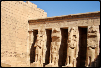 Sulenreihe im zweiten Hof des Totentempel von Ramses III