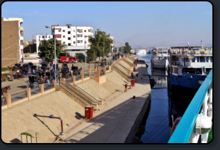 Anlegen des Kreuzfahrschiffes in Edfu