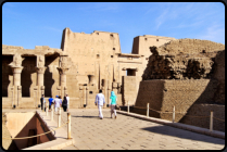Der Mammisi (Tempel der gttlichen Geburt) im Vorhof des Tempel von Edfu