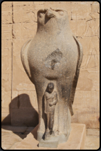 Statue des Horus in Falkengestalt vor dem 1. Pylon