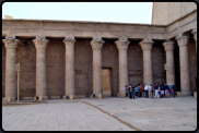 Offener Sulengang (Portikus) im Innenhof im Tempel von Edfu
