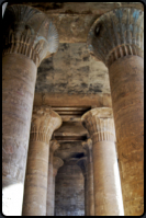 Sulen in der Vorhalle des Tempel von Edfu