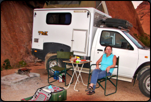 Rosi vor unserem Bushcamper an der Spitzkoppe