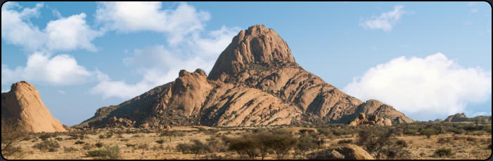 Blick von der D3716 auf die Spitzkoppe