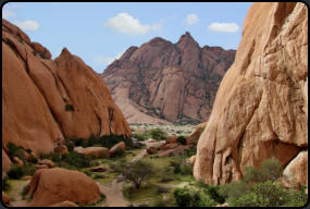 Blick zu unserem Stellplatz und zur Spitzkoppe