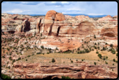 Blick von der UT12 auf Sandsteinformationen am Calf Creek