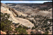 Blick von der UT12 auf Sandsteinformationen westlich von Boulder