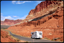 Unser Wohnmobil vor der "Fluted Wall" auf dem Capitol Reef Scenic Drive