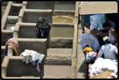Waschbottiche in der  Open-Air-Wscherei Mahalaxmi Dhobi Ghat