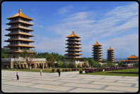 Buddha Memorial Center, Blick vom Museum auf 4 der 8 Pagoden