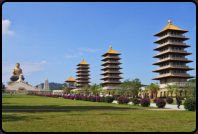 Buddha Memorial Center, Buddha Memorial Center, Blick zwischen Pagoden zum sitzenden Buddha