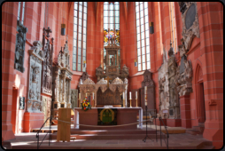 Der Altar im Chor der Stiftskirche
