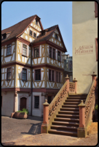 Fachwerkhaus der Vier Gekrnten gegenber dem Museum Wertheim