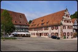 Der ehemalige Marstall und heutige Rathaus