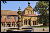 Der Klosterhofbrunnen mit Blick zur Klosterkirche