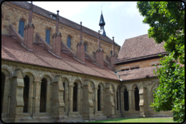 Blick vom Kreuzgarten zur Klosterkirche