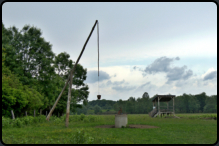 Ein Ziehbrunnen auf einer Kuhweide