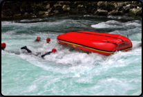 Ein Schlauchboot ist gekentert