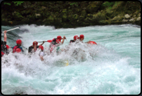 Ein Schlauchboot im Wildwasser