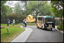 Elektrobus an der Statue des Panda Breeding and Research Center