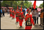 Historisch gekleidete Gruppe auf dem Weg zum Qingming water releasing festival