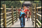 Historisch gekleidete Gruppe auf dem Weg zum Qingming water releasing festival