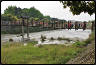 Hngebrcke ber den Rckfluss vom Flaschenhals zum Minjiang-River