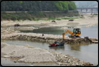 Arbeiten im trocken gelegten, ueren Fluss