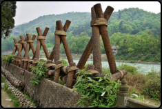 Nachgebaute Relikte am inneren Fluss