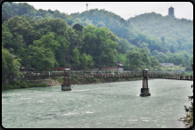 Die Alan-Hngebrcke ber den inneren Fluss