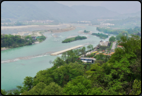 Blick vom Qinyan Tower auf den bergang vom ueren auf den inneren Fluss