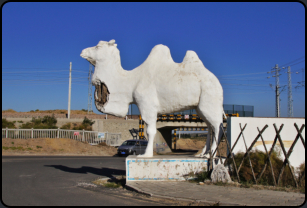Kamelstatue an der Zufahrtstrae zu den Sanddnen