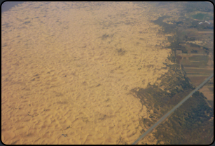 Blick aus dem Flugzeug auf die Sanddnen bei Baotou