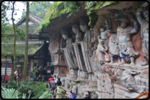 Skulpturen am Eingang der Grotte