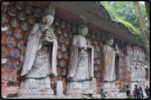Die drei Worthies von Huayan, in der Mitte Vairocana, der Sonnengleiche, der Herr der unvergnglichen Diamentwelt, begleitet von seinen zwei Bodhisattvas Manjushri (rechts) und Samantabhasdra