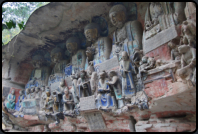 Unter einer Reihe von 7 Buddhas wird die elterliche Gte veranschaulicht