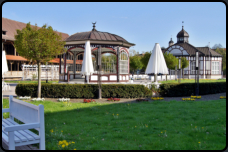 Blick auf den Pavillon und Trinkhalle