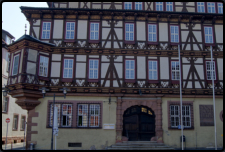 Blick vom Marktplatz auf das Fachwerk des Rathaus von Vacha