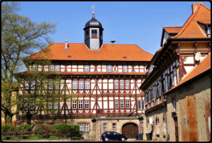 Blick vom Innenhof auf das Fachwerk des Rathaus von Vacha