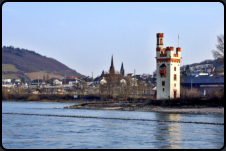 Blick vom Schiff auf Bingen mit dem Museturm