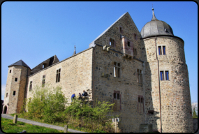 Blick von Osten auf das Dornrschen-Schlo Sababurg